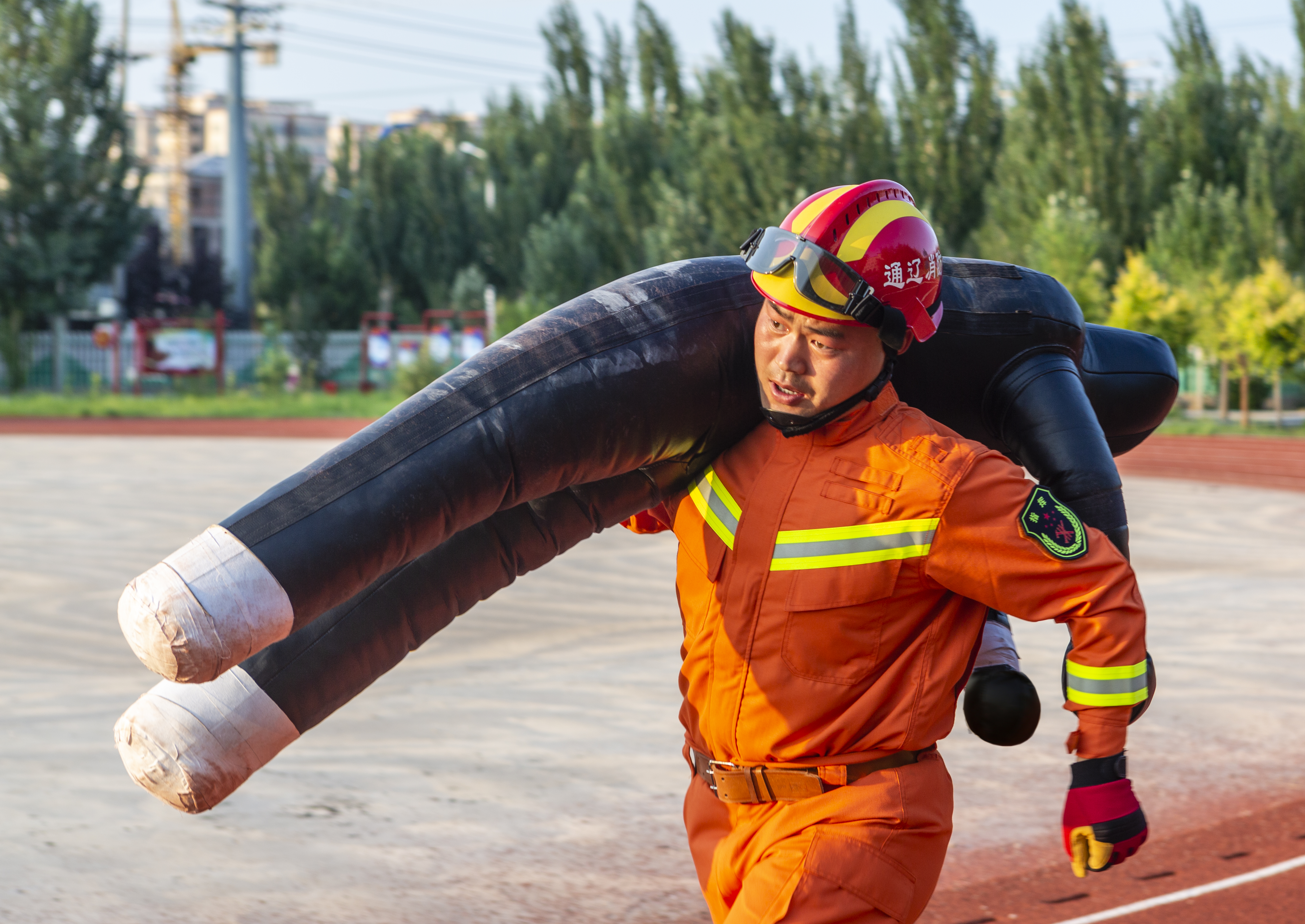 1753319591745055.jpg 开展四百米疏散物资训练.jpg