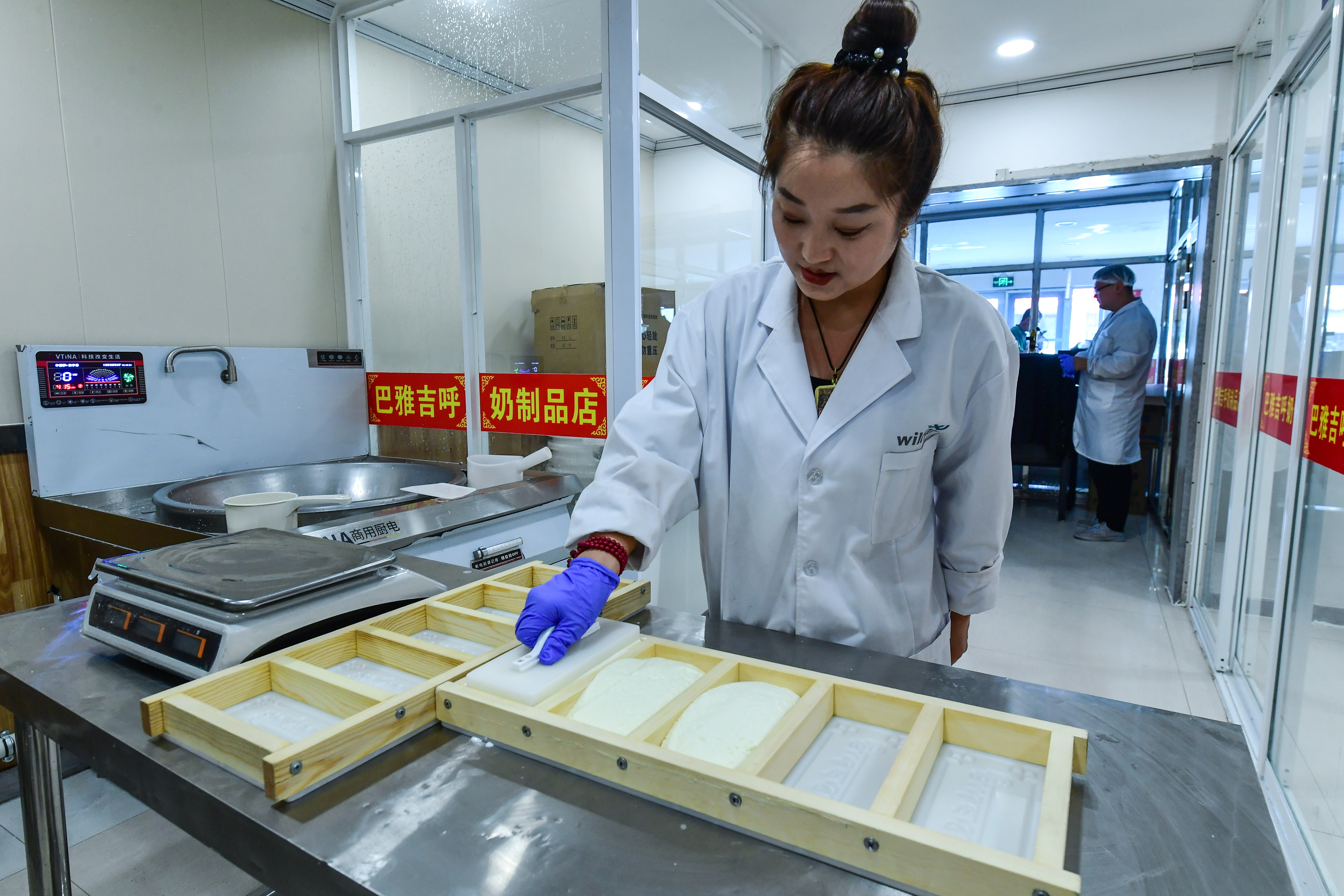 奶豆腐倒入模具定型。.jpg