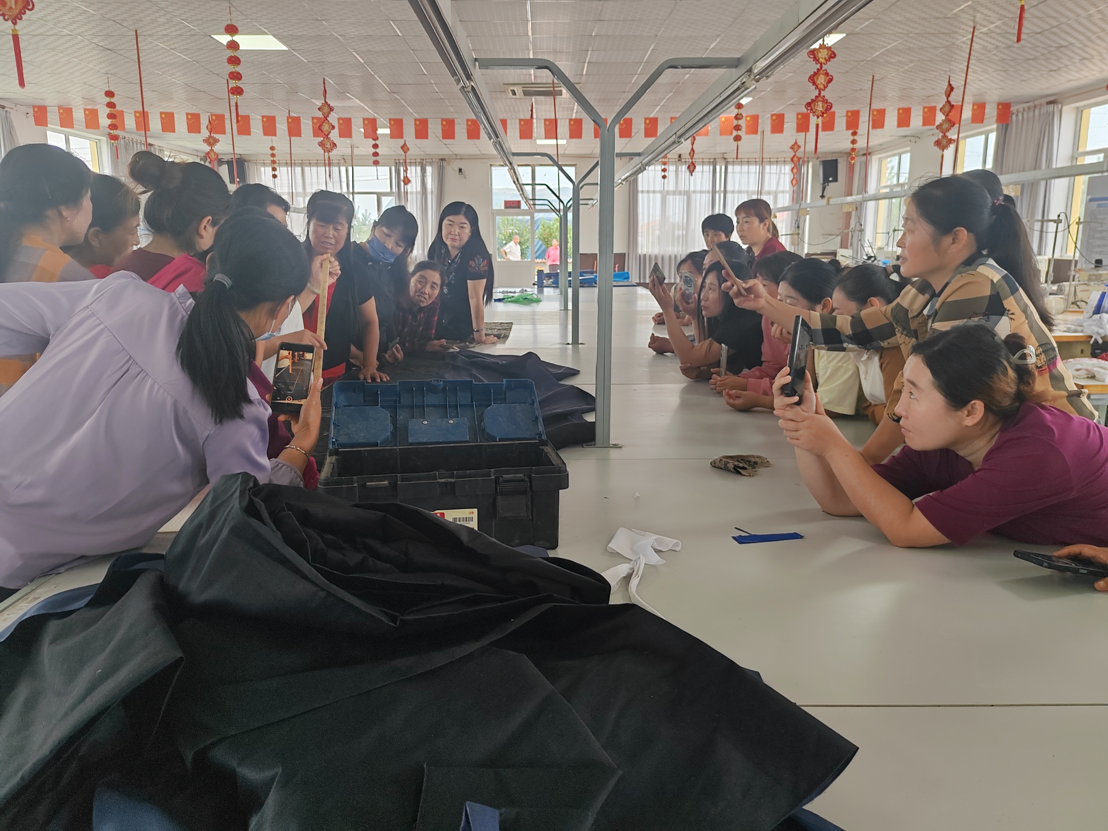 老师先示范讲解要领，再逐人纠正动作细节（刘昭磊摄）.jpg