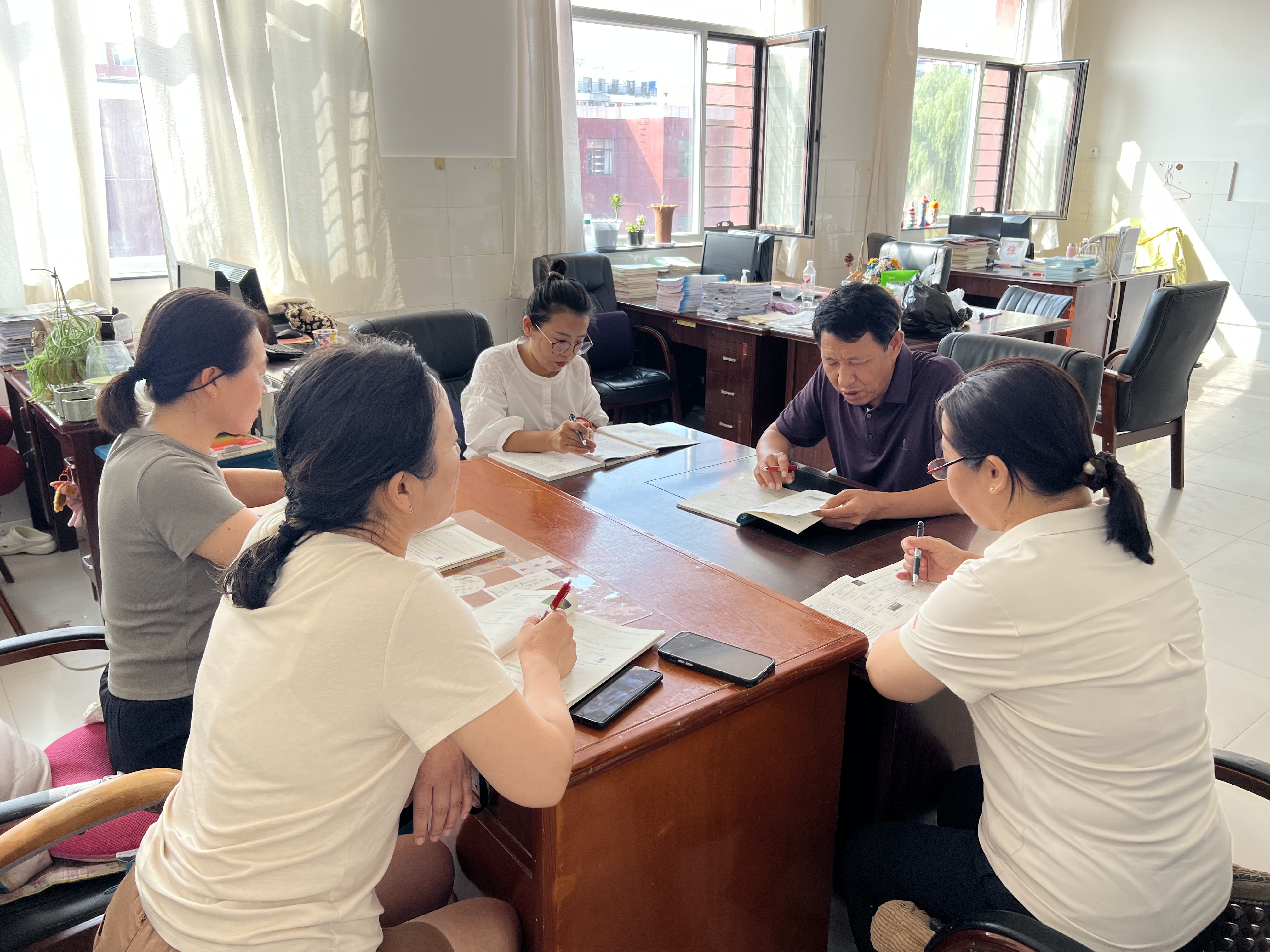 刘山林（右二）与青年老师一起探讨课堂讲解技巧（任若男 摄）.jpg