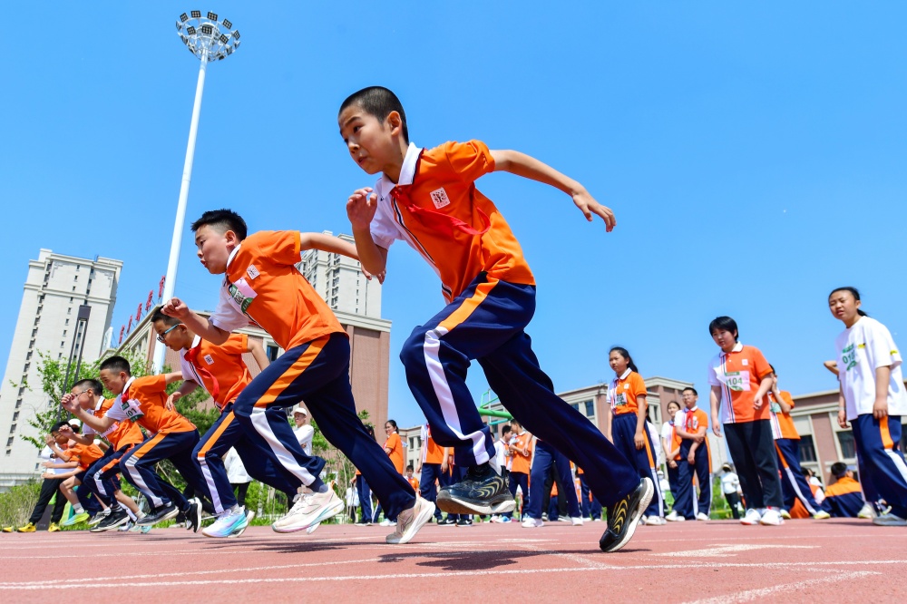 通辽市开发区富力小学2025年春季运动会火热开场，千余名阳光小将在赛场上挥洒汗水，用矫健的身姿和灿烂的笑容生动演绎着德智体美劳全面发展的教育乐章.jpg