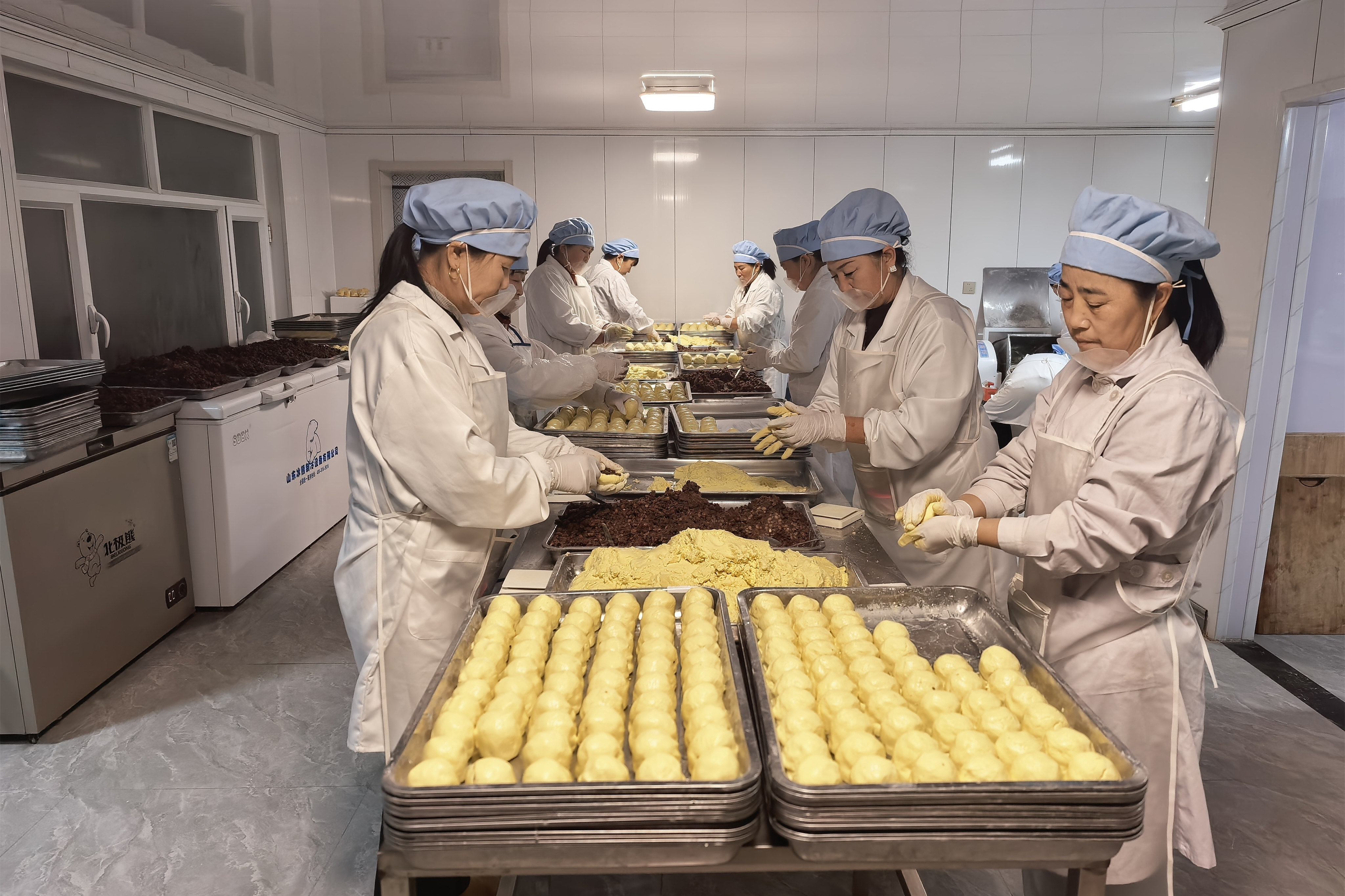 “刘记粘豆包店”工人们正在手工制作粘豆包（王晶 摄）_副本.jpg