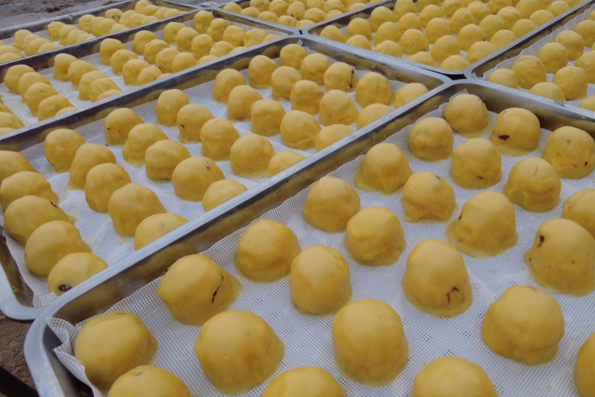 “刘记粘豆包店”刚出锅的粘豆包（高鑫磊 摄）_副本_副本.jpg