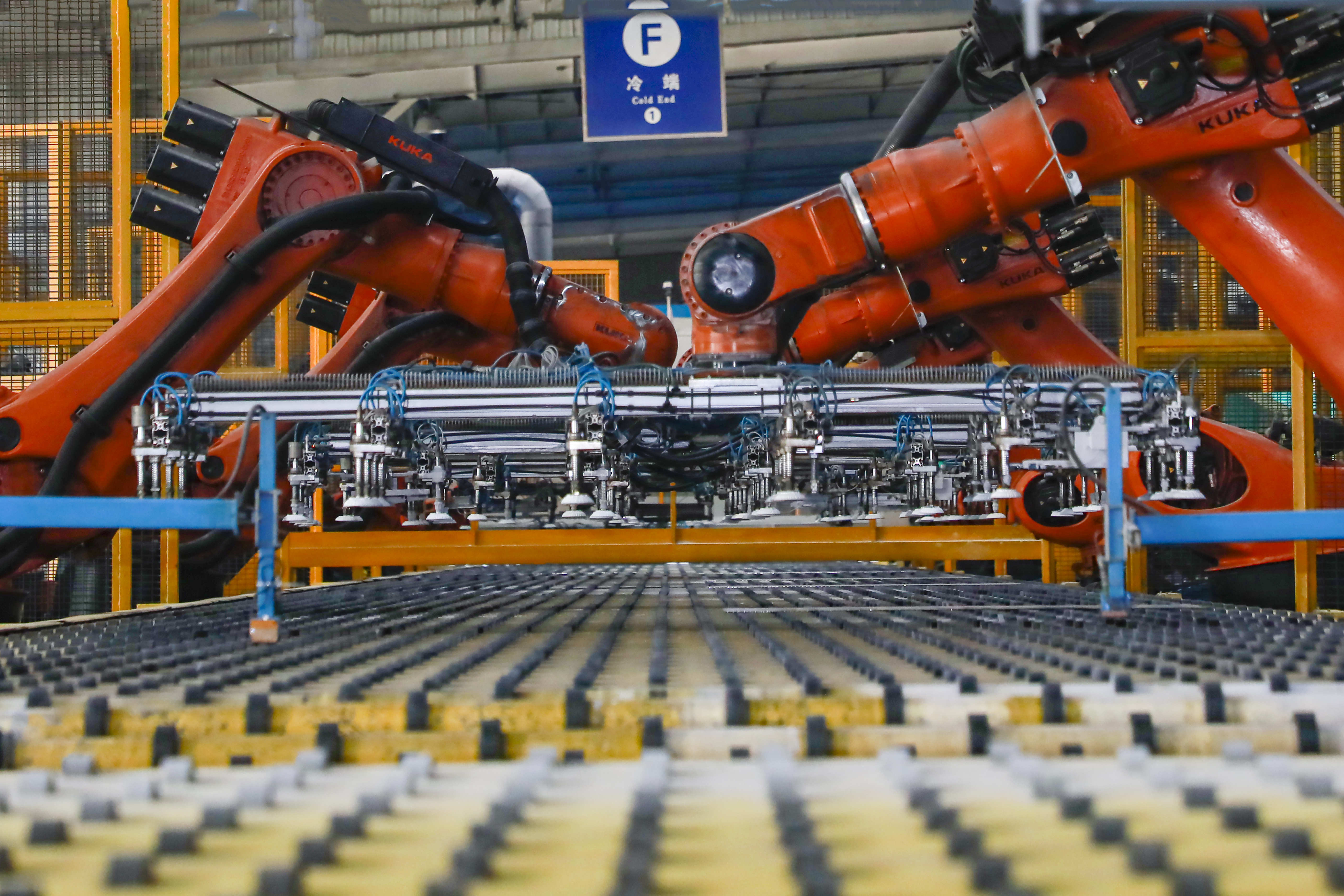 1769843029924986.jpg 机械臂抓取玻璃。石晓博摄 (2)_副本.jpg