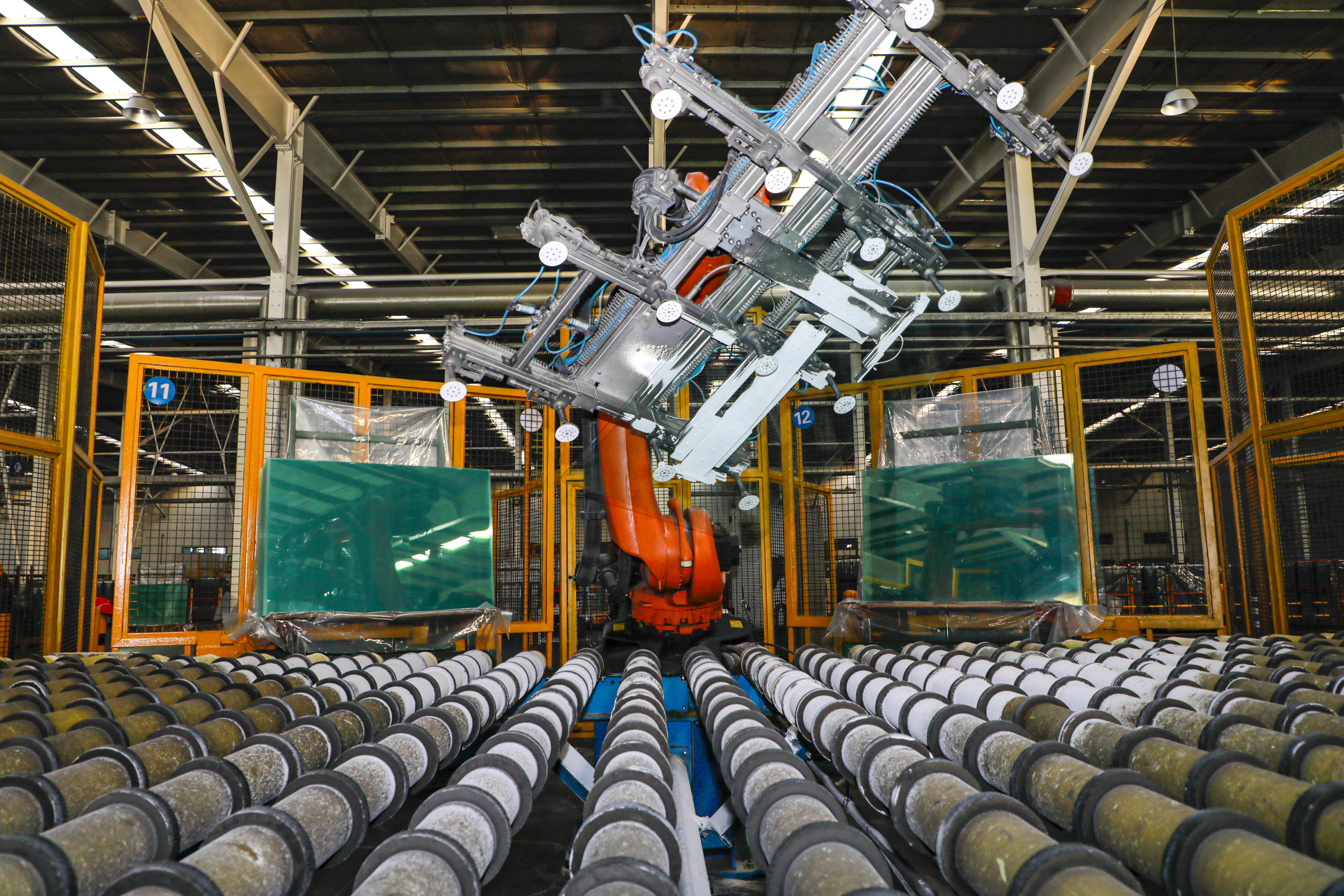 1769843091196512.jpg 机械臂抓取玻璃。石晓博摄 (1)_副本.jpg