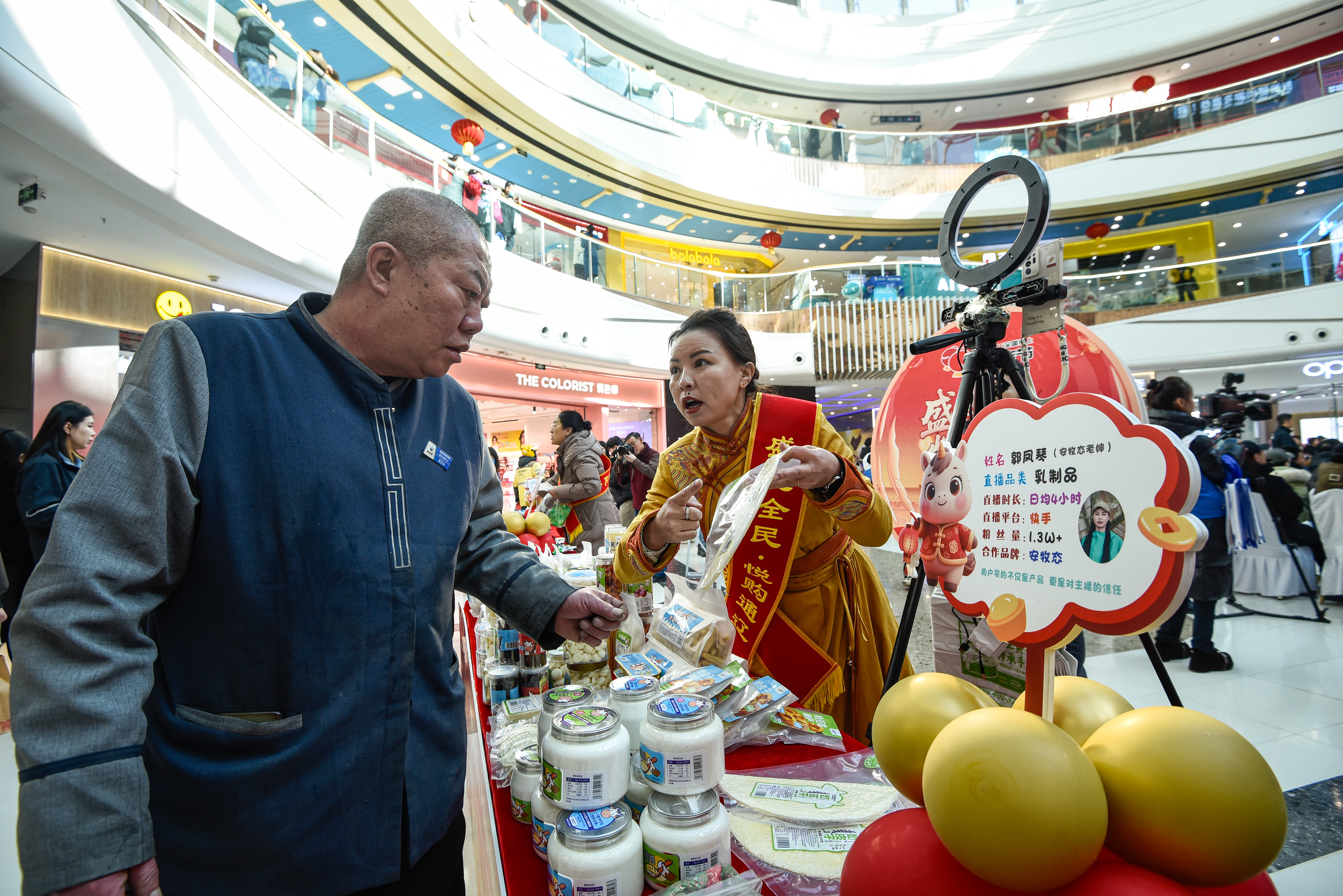 市民在挑选心仪的商品。宋悦 石晓博 摄3.jpg