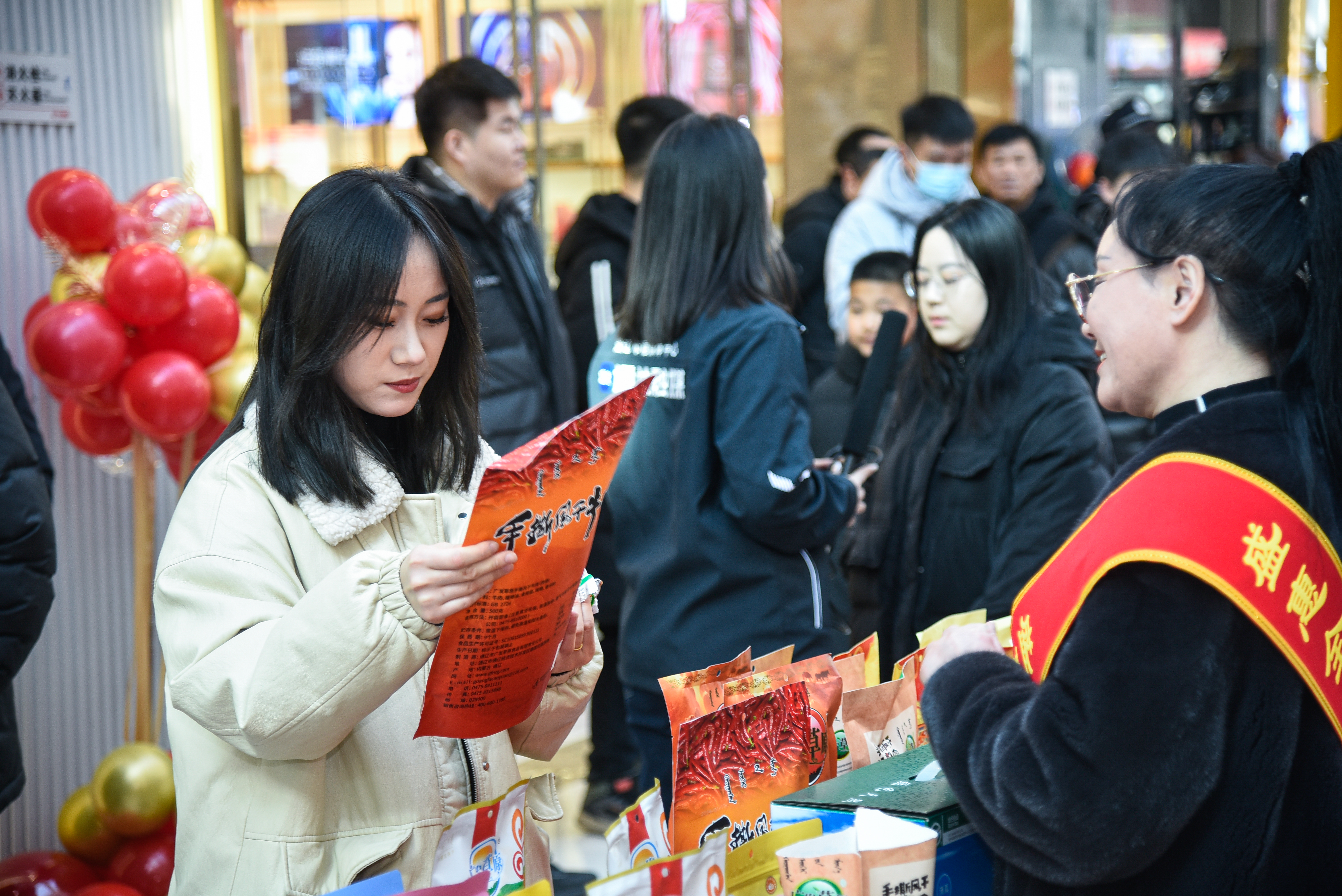 市民在挑选心仪的商品。宋悦 石晓博 摄2.jpg