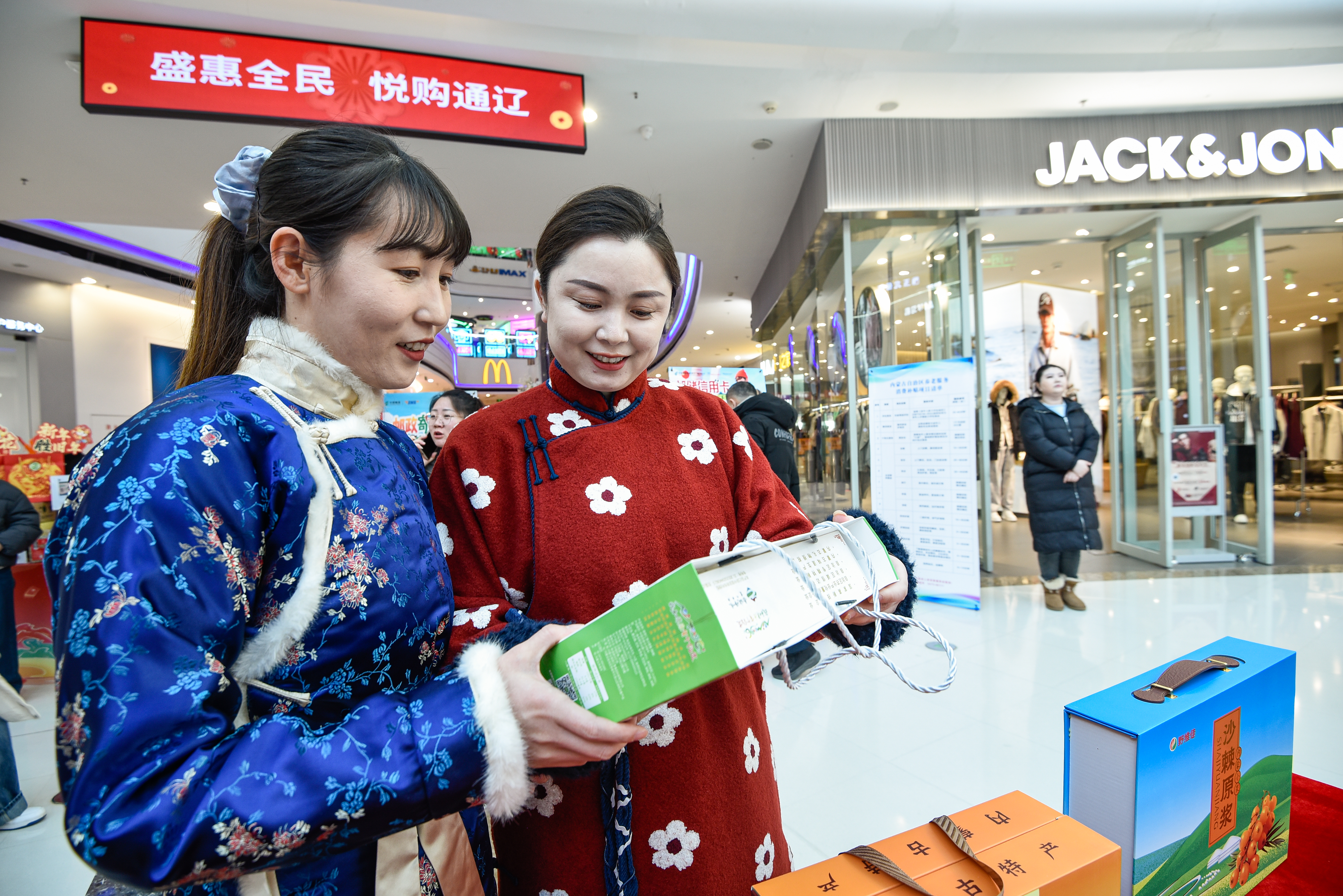 市民在挑选心仪的商品。宋悦 石晓博 摄1.jpg