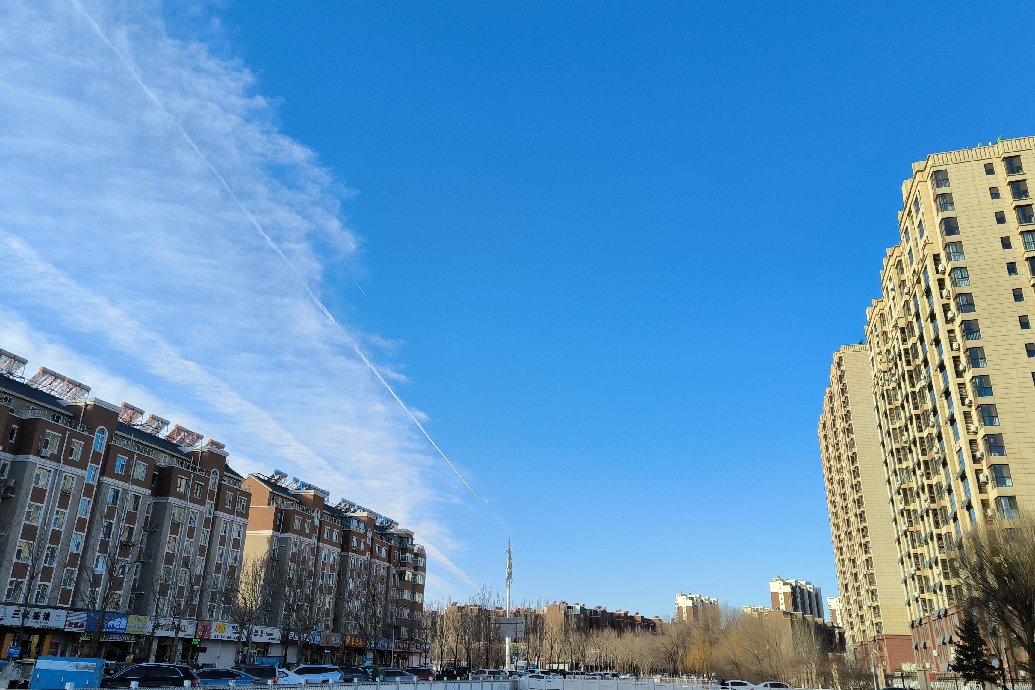 1772089393315832.jpg 蓝天白云下的主城区一角。邵南 摄.jpg