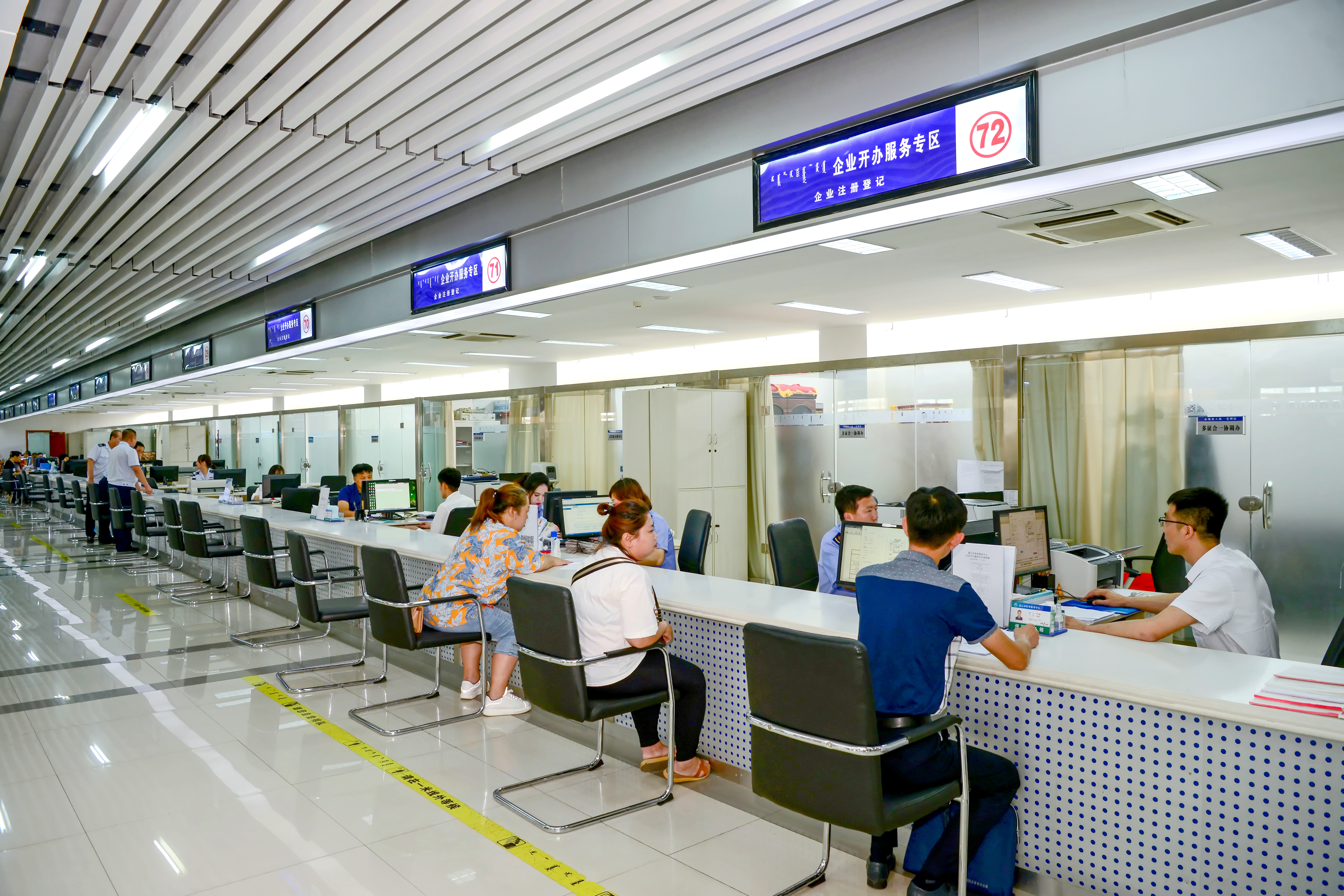 市政服务中心办事大厅。.JPG