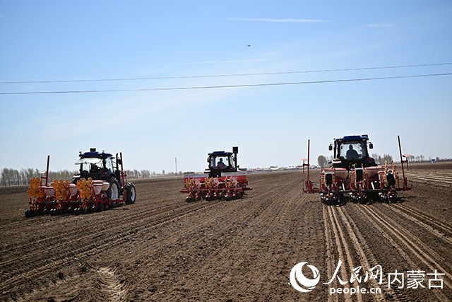 科尔沁区丰田镇常家围子村开启春耕。人民网记者 寇雅楠摄
