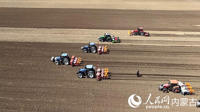 科尔沁区丰田镇常家围子村用农耕机械车播撒玉米种子。通辽市融媒体中心供图