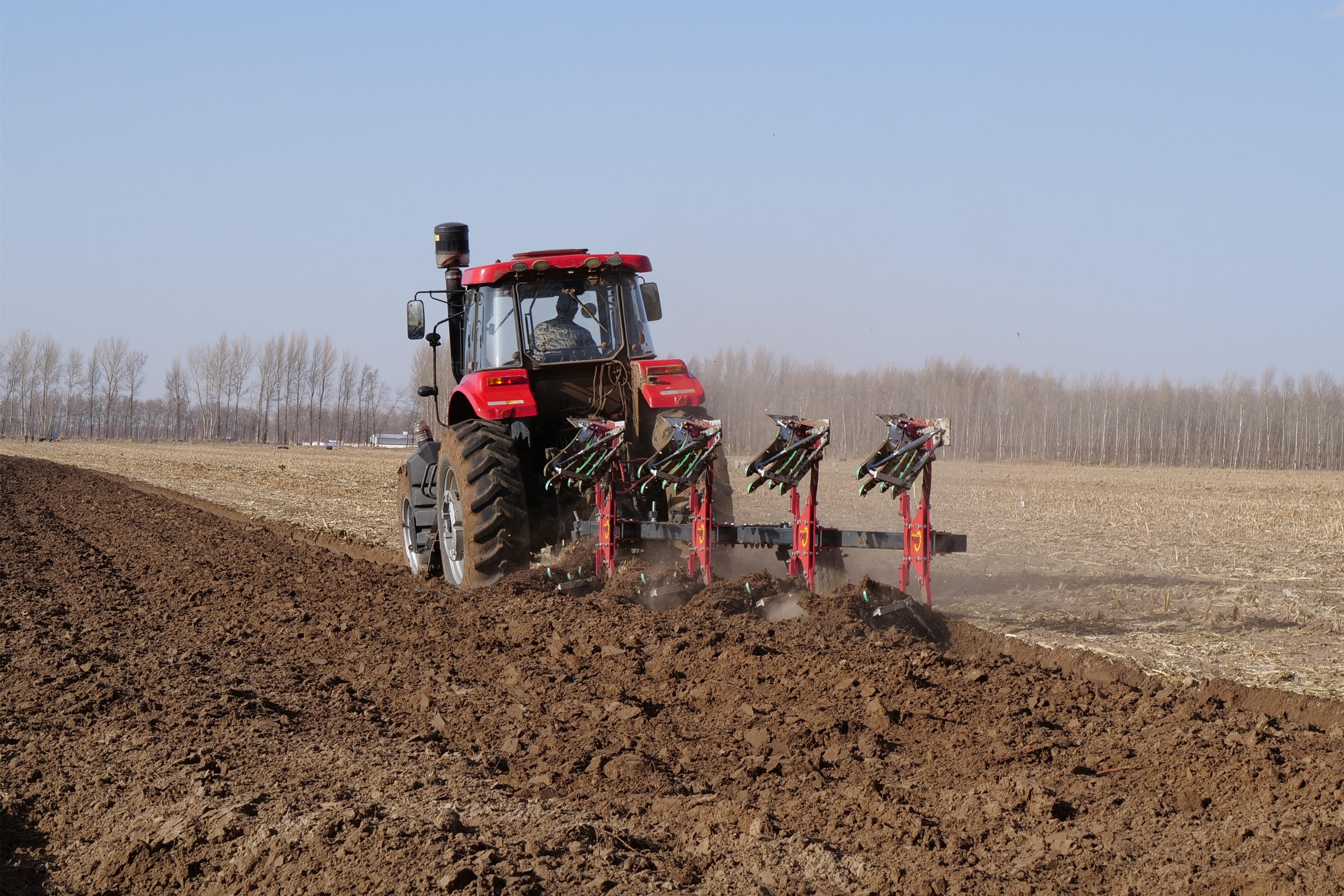 机械化深翻作业现场 胡建华 摄_副本.jpg